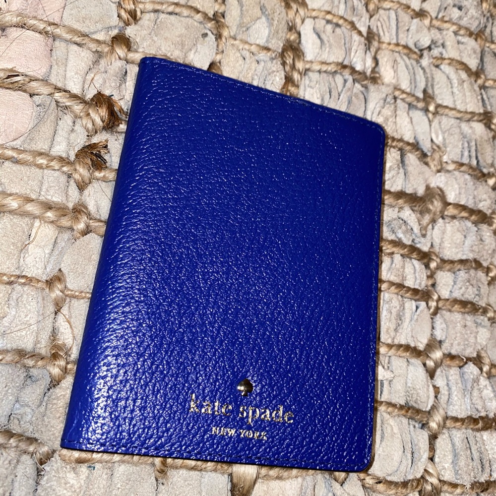 100% Authentic Kate Spade passport holder 💙